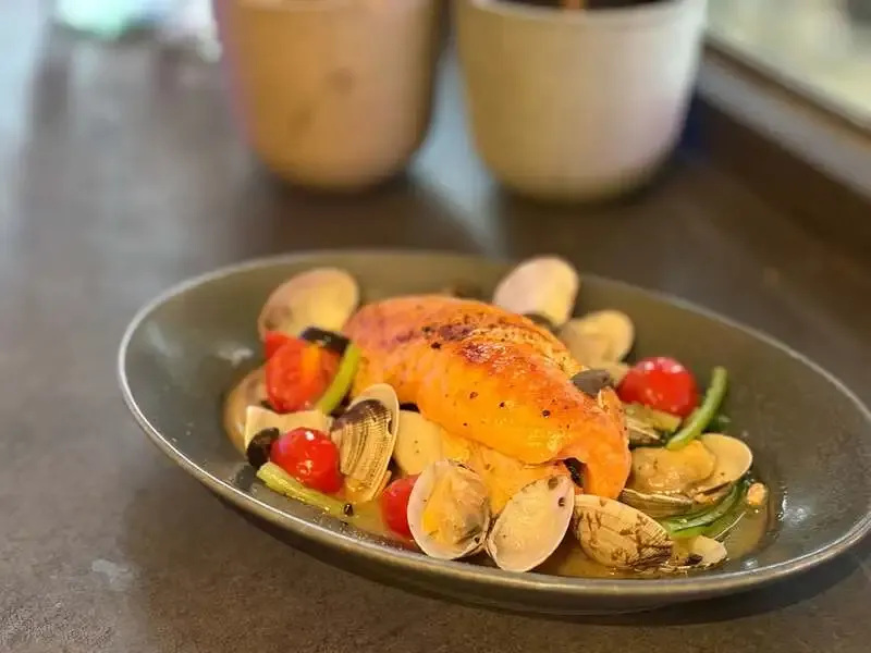 P-144×シトラバ Offers Eight Craft Beers Alongside Salmon Aquapazza