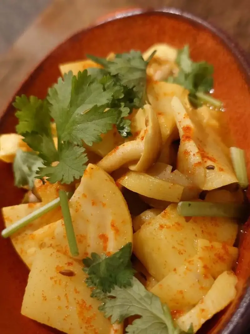 梅ヶ丘のねこの集会所、たけのこのスパイス炒めと6種の樽生を案内