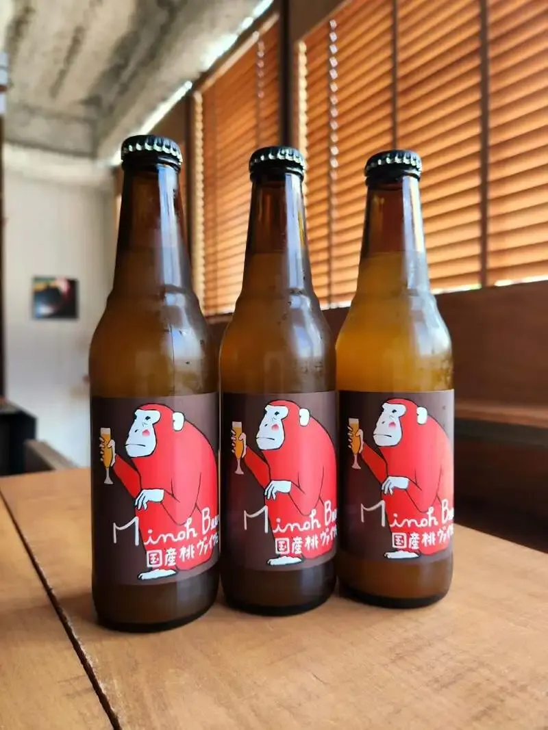 BEER BAR Bitterで箕面ビール「国産桃ヴァイツェン」を案内
