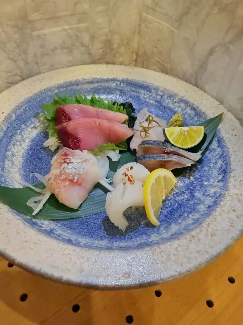 Tokushima station basement pub Yoidori showcases five-kind sashimi and five-beer tasting set