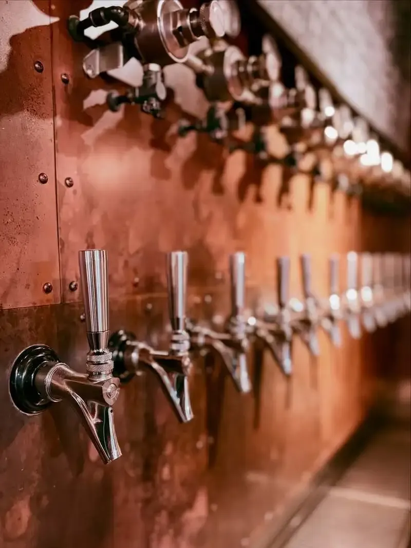 中百舌鳥のエニブリュで富士桜高原麦酒『フレンチピルスナー』開栓、箕面ビールも