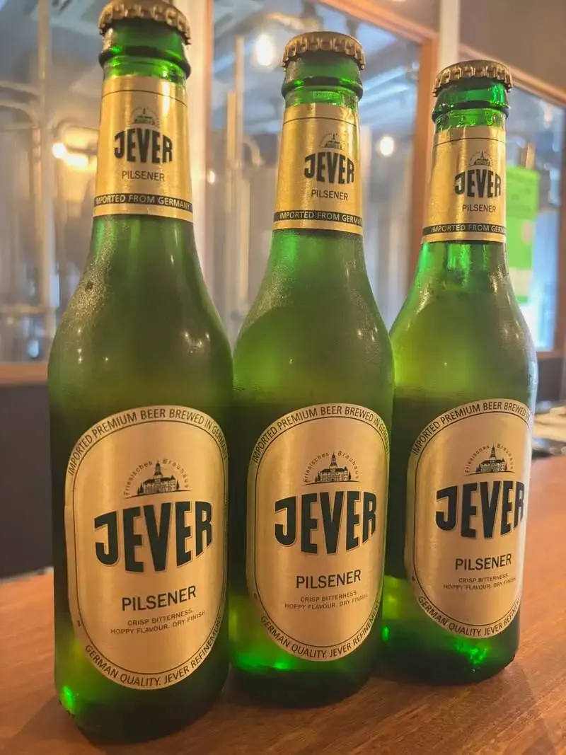 Novel CraftでJever Pilsnerとローズマリーパンを用意、11種のビールが並ぶ
