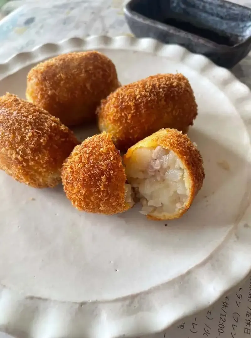 京都・麥酒 夢詠ミでコメちゃん手作りコロッケ2種を提供、販売は本日まで