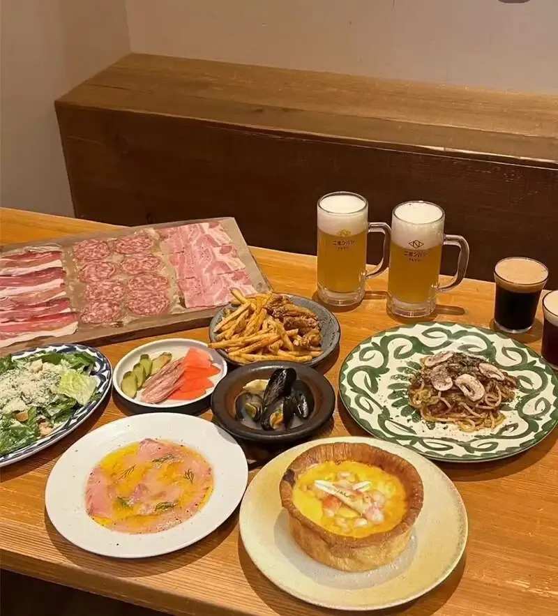 日本橋ブルワリー人形町店、13種クラフト飲み放題付き3コースを案内