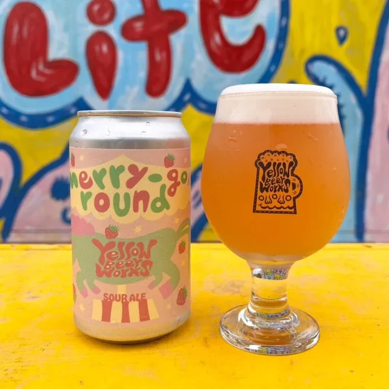 イエロービアーワークス、いちご入りサワーIPA「メリーゴーランド/いちごver」を7月7日発売