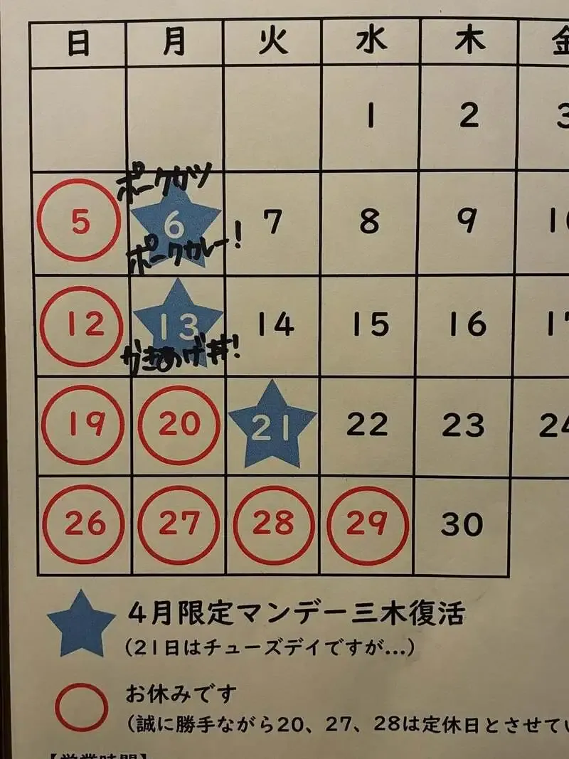 新橋DRY-DOCK、JR高架下のビアパブで丁寧に注がれる定番ビールを案内