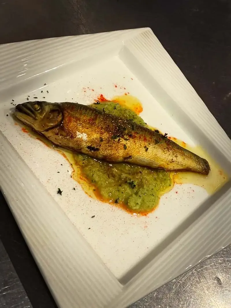 Brasserie SOMAで「鮎のコンフィ」案内、小倉ブルーイング「こくらキウイセゾン」と好相性