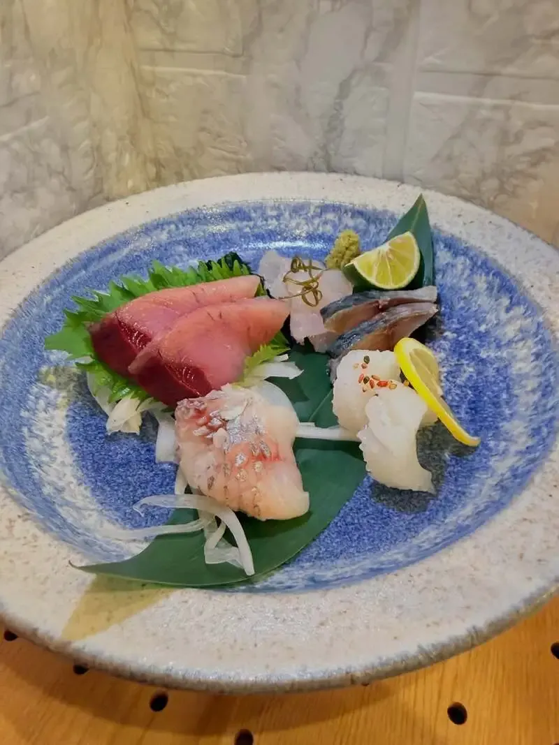 徳島駅地下のT.S.Brewery・焼鳥酒蔵　よい鳥、5種のお刺身盛り合わせを紹介