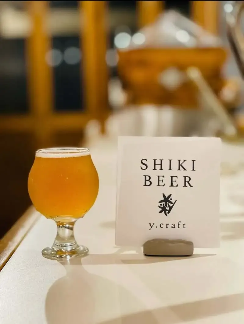 GOOD CONDITION STAND taps SHIKI BEER's ORANGE, with four cans on deck