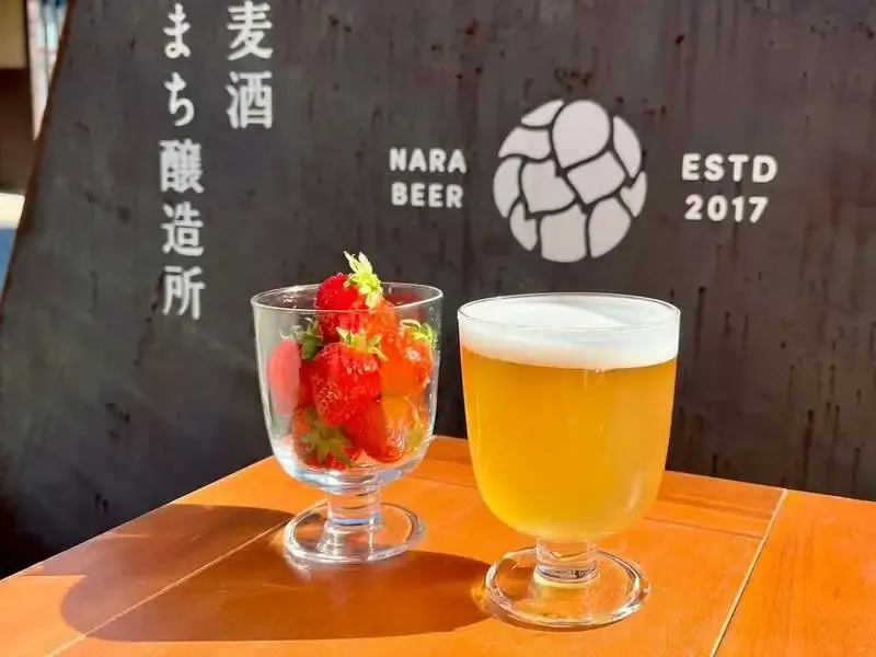 なら麦酒ならまち醸造所、奈良県産あすかルビーの「いちごヴァィツェン」を開栓