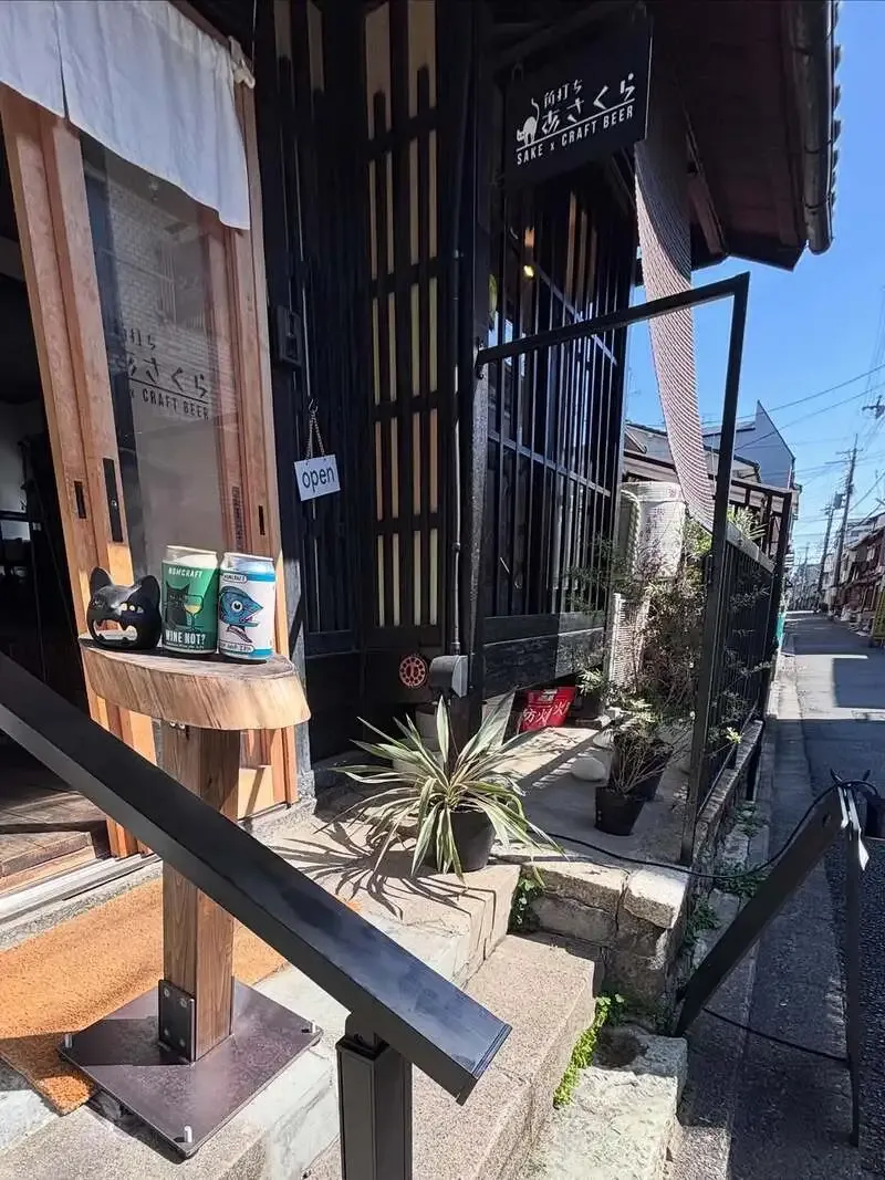 角打ちあさくら、NOMCRAFT BREWINGの2種を含む5タップを案内