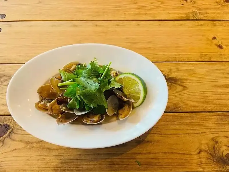 横浜ベイブルーイング横浜フロント店でアサリのエスニック風酒蒸しが新登場