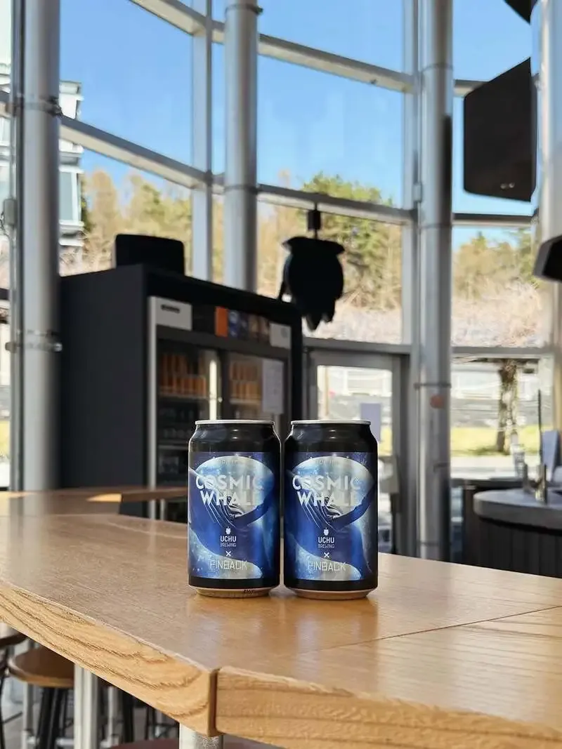 うちゅうブルーイング、タップルーム小淵沢にFinbackコラボ缶「COSMIC WHALE」を入荷