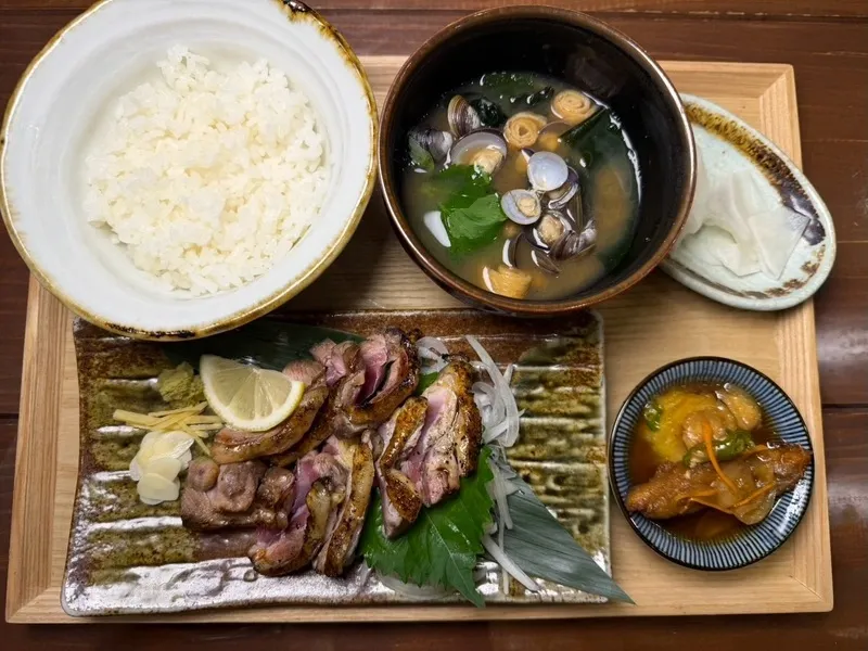徳島駅直結のT.S.Brewery・よい鳥、もも肉刺しとAWABEER 5種飲み比べを案内