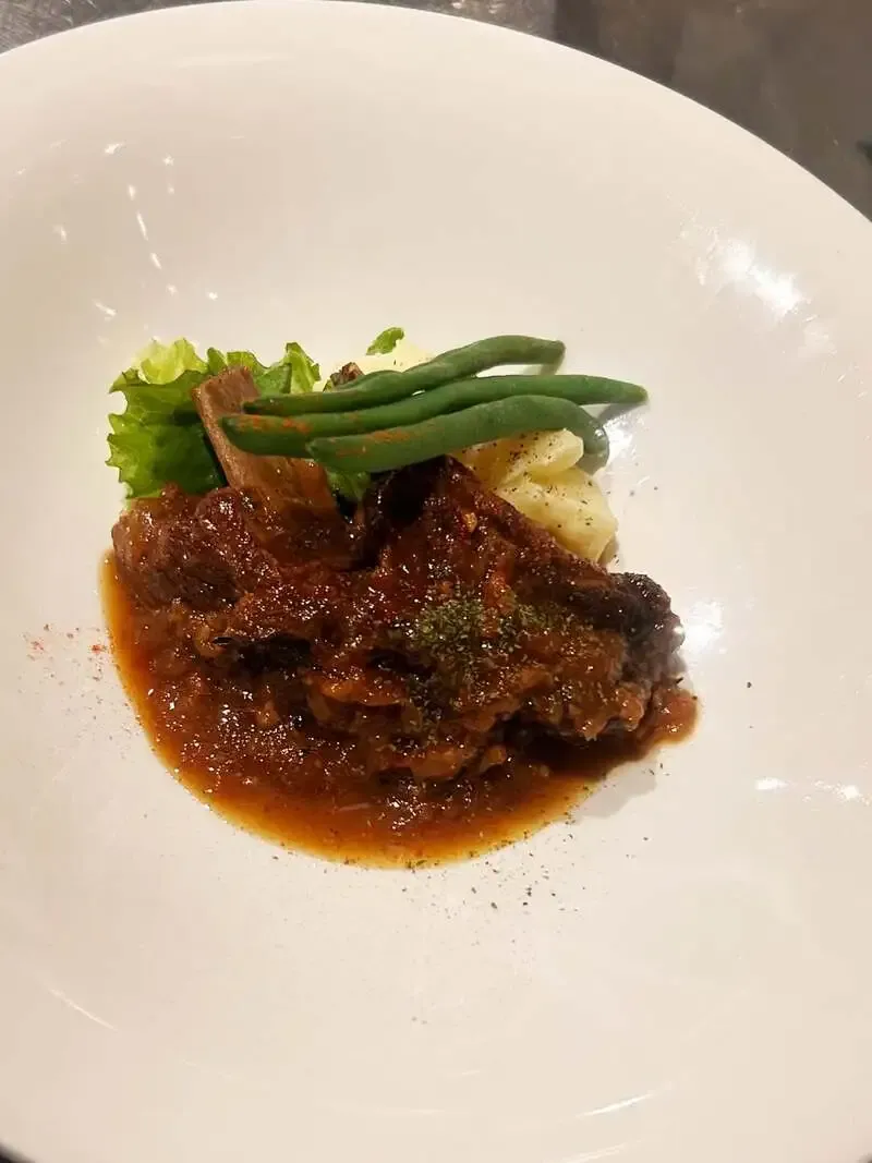 Brasserie SOMAで小倉ブルーイング「こくらキウイセゾン」を案内