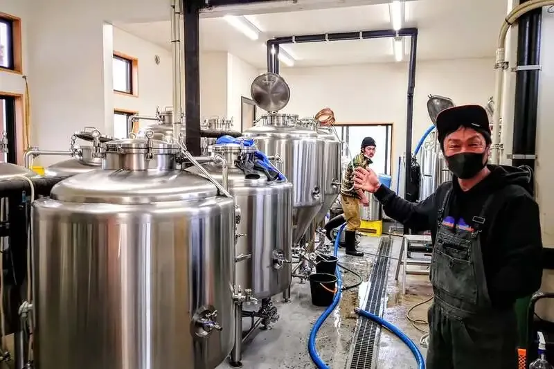 Kochi Beer LaboratoryでFujiyama Hunter's Beer「森のたね クロモジSaison」開栓