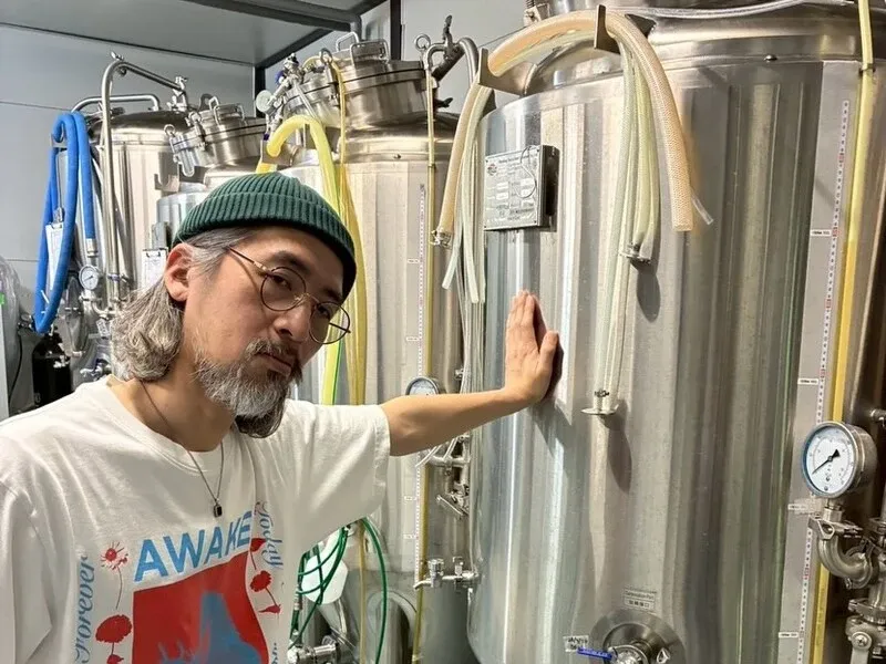 焼肉スタンド 肉と麦、ナミノオトブルーイングの米麹ラガーを仕込み