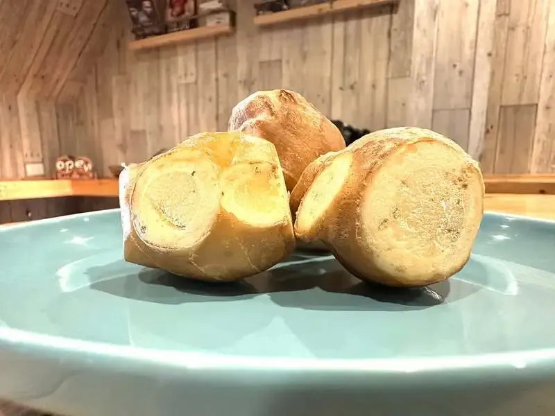 クラフトビアスポット ハトホルが店内の焼きたてパンを紹介