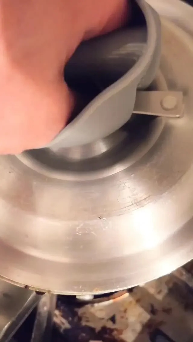 梅ヶ丘のねこの集会所、ラムうま煮込みを仕込み中　6タップのクラフトビアバー