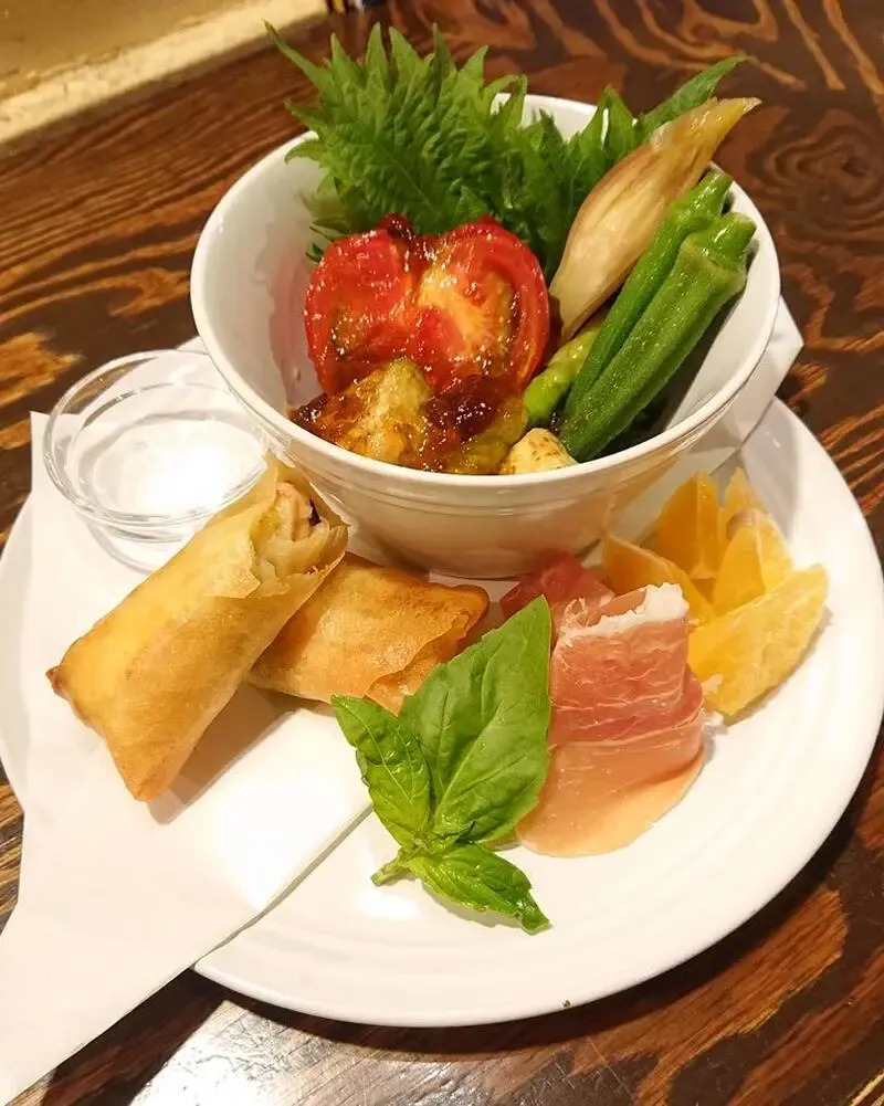 Beer House Hobbit、旬野菜プレートに合わせる6樽の樽生を案内