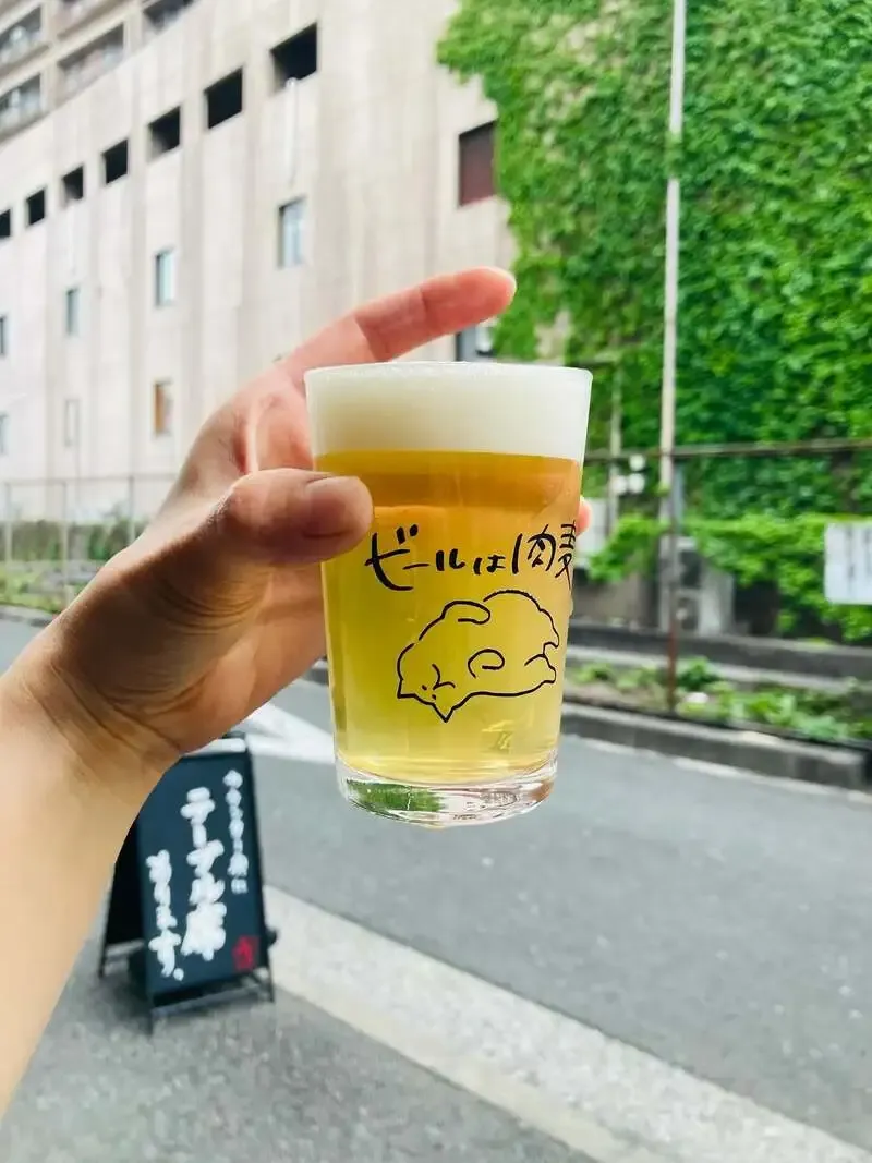 幡ヶ谷・焼肉スタンド肉と麦でひみつビール『畑と麦』を開栓、7種ボタニカルの一杯