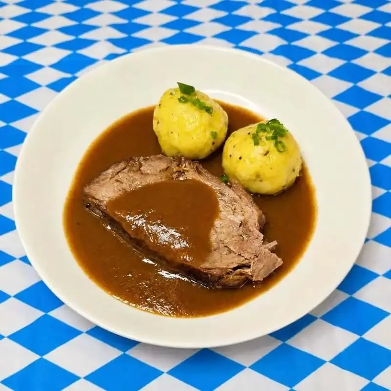 横浜ベイブルーイング関内本店、肉料理のビジュアルを紹介