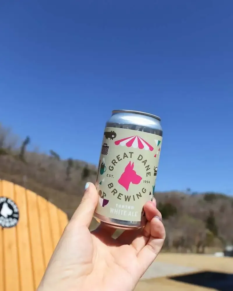 グレートデーンブリューイング、手しごとAKIUと共創のホワイトエールを発表