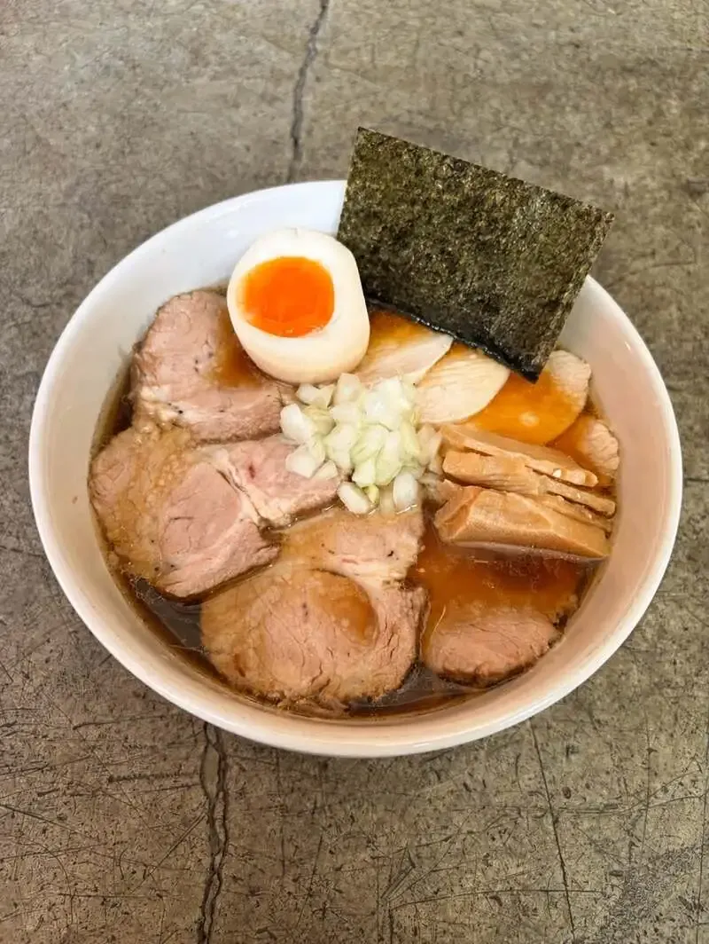 Novel Craftが17時開店、自家製ラーメンと8種のタップを案内