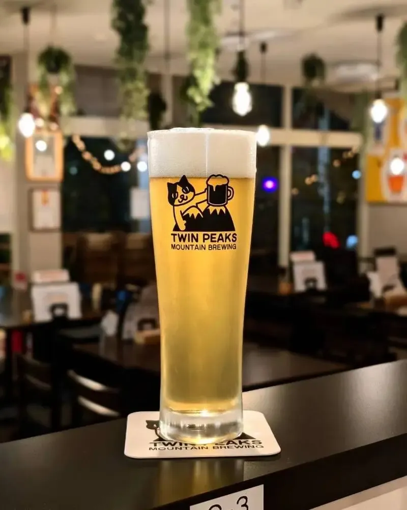Beer House HobbitでTwin Peaks Mountain Brewing『博士のピルスナー』を開栓