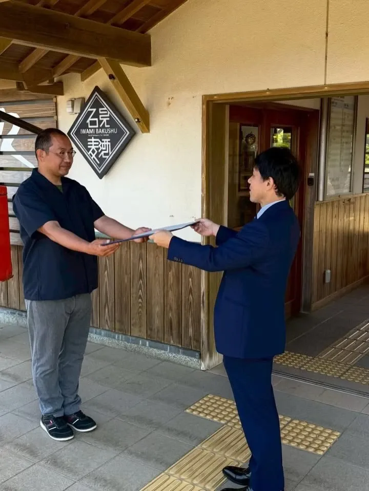 石見麦酒・温泉リゾート風の国醸造所で山口厳雄氏の島根大学客員教授任命を報告