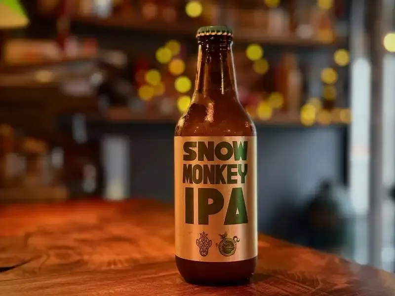 さるのこしかけ、志賀高原ビール「SNOW MONKEY IPA」銀・黒ラベルを案内
