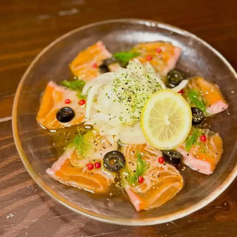 横浜ベイブルーイング関内本店、彩り豊かな魚介料理を紹介