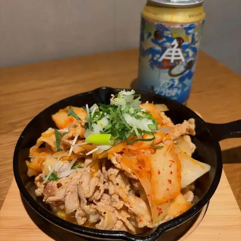 蒲田・麦ばる、夏限定の塩だれ豚キムチ継続示唆と樽生8種を案内