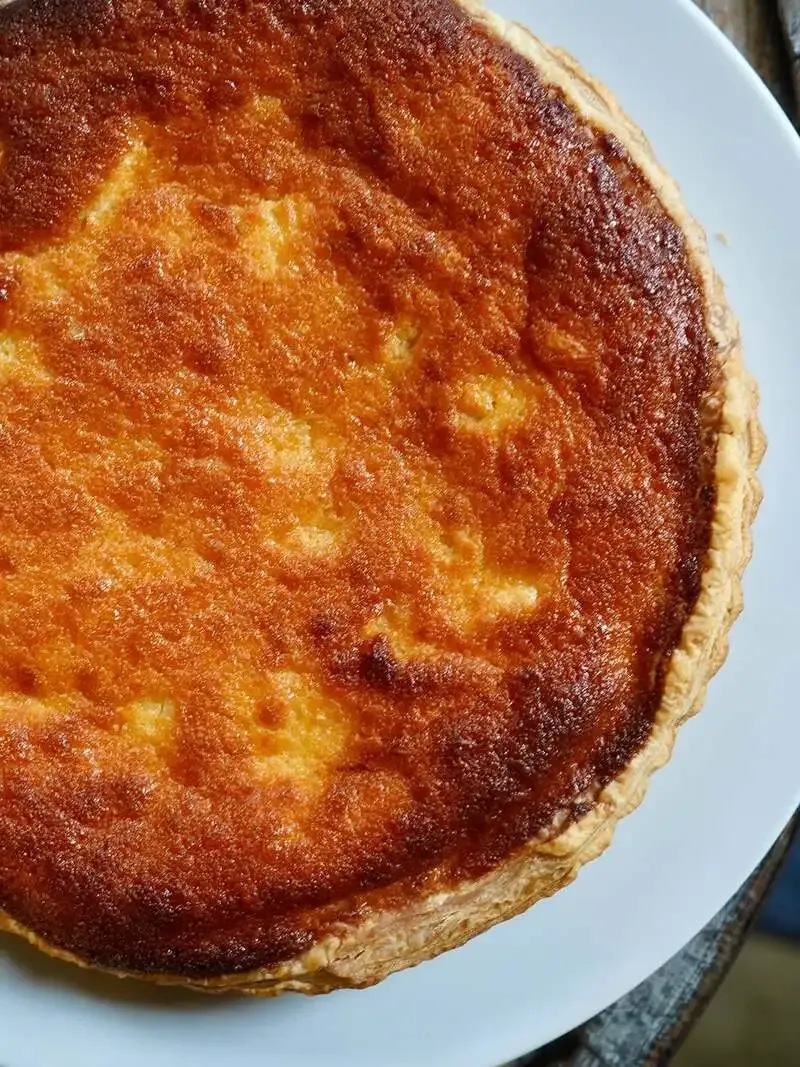ビアパブイシイで味わう、香ばしく焼き上げたカマンベールのタルト