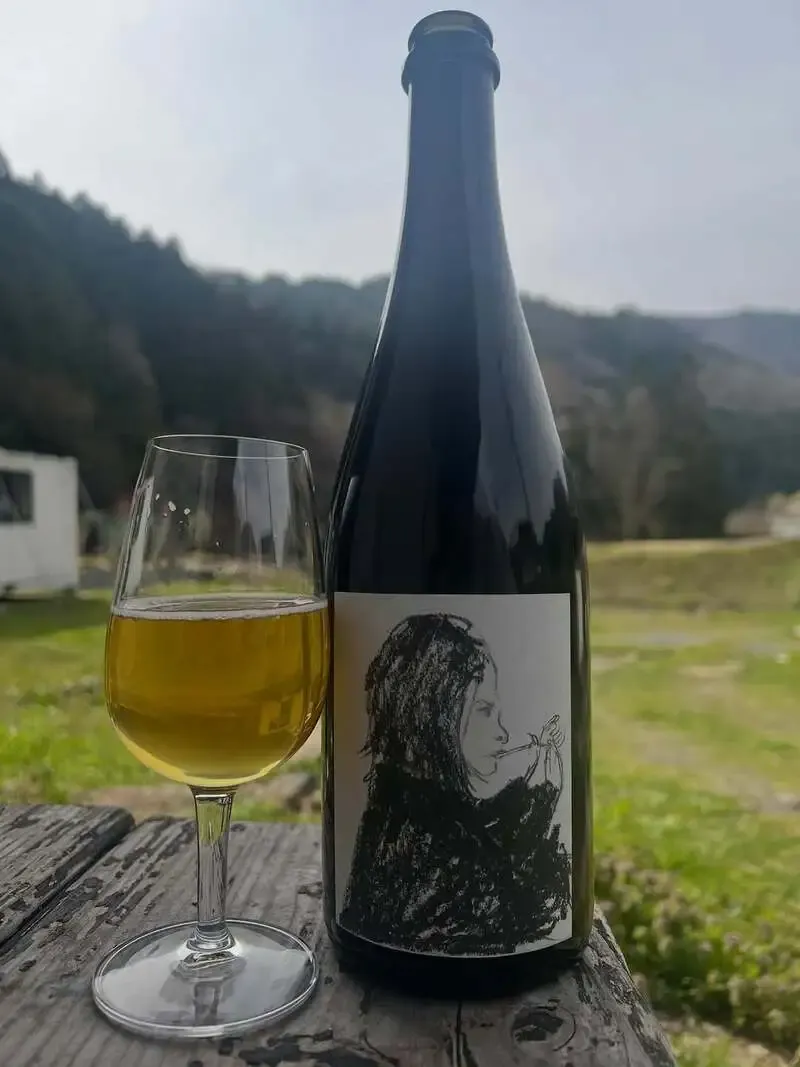 蒜山醸造所つちとみず、限定サワーエール[S-12]を案内